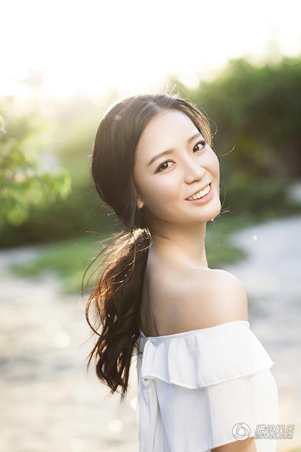 高清:王艺曝夏日清新写真 长发飘逸笑容甜美