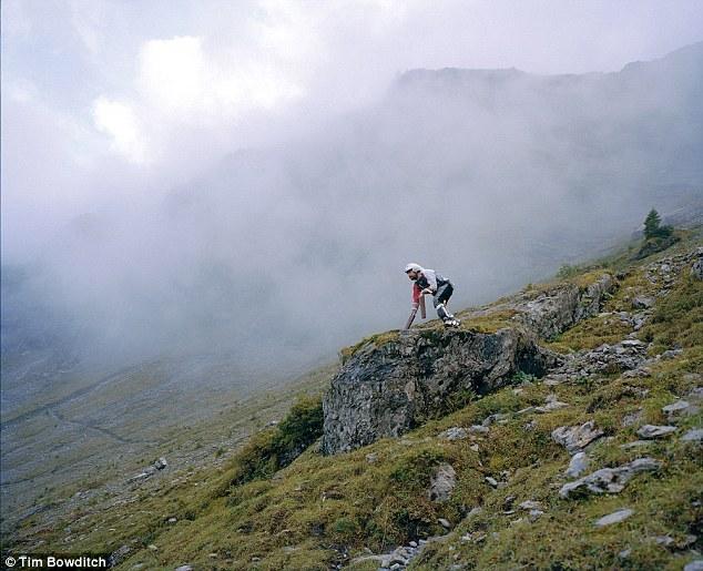 英国失业男子装假腿进山当羊 每天爬坡吃草(组图)