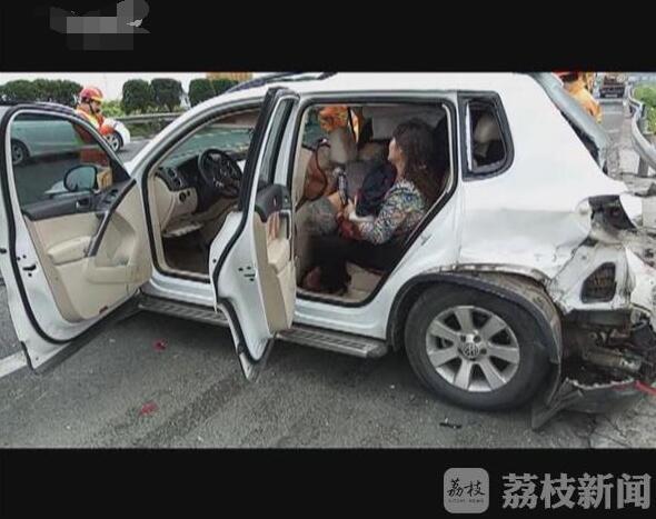 高速路上货车追尾小轿车 致2人死亡高清图片