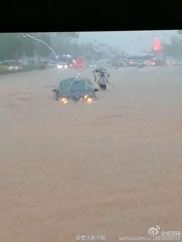 暴雨怒袭武汉！看海模式已开启 (高清组图)