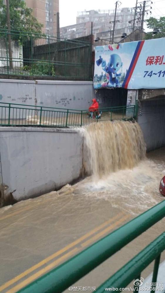 暴雨怒袭武汉！看海模式已开启 (高清组图)