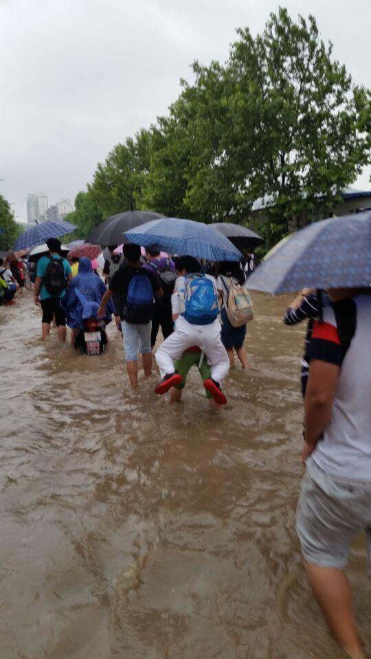 暴雨怒袭武汉！看海模式已开启 (高清组图)