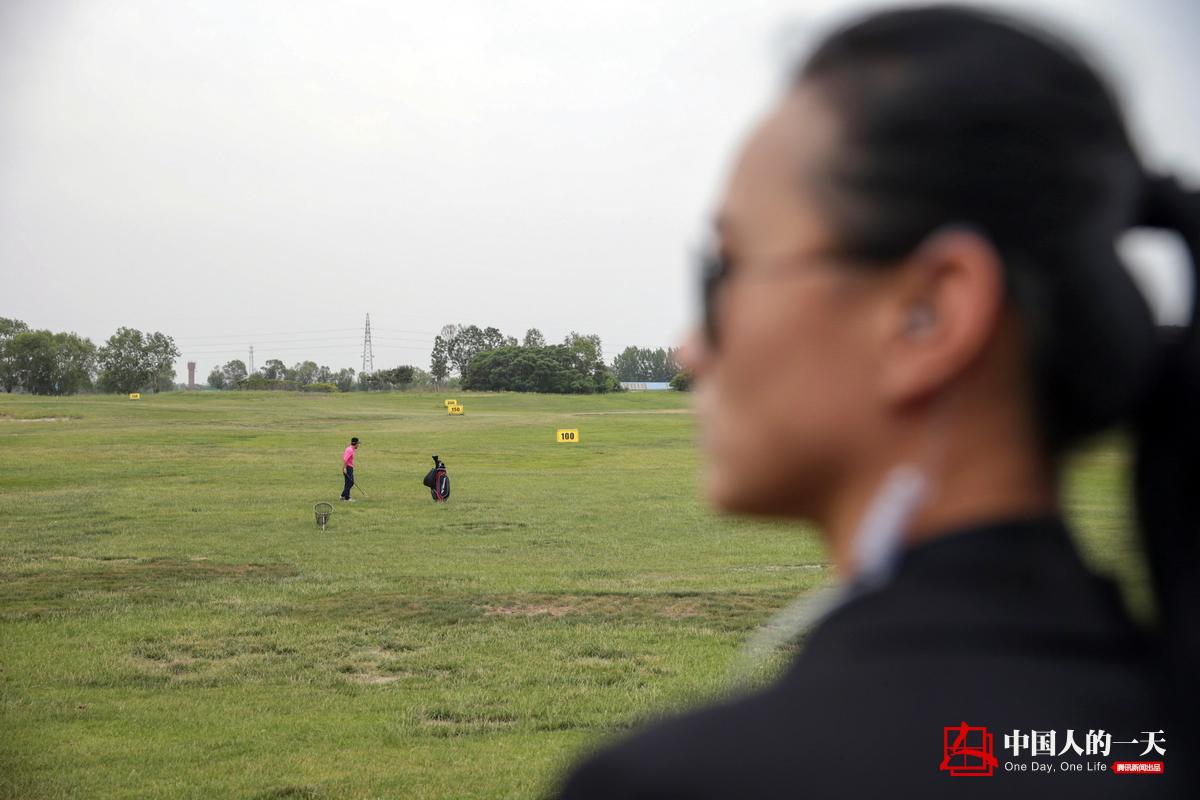 美女保镖服务费最高百万 需给老板擦车看孩子(图)