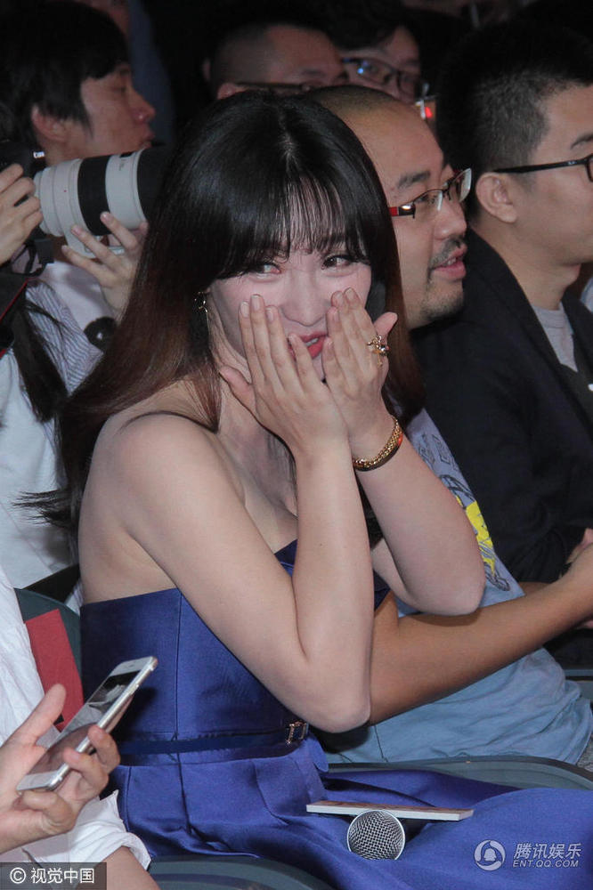 组图:柳岩穿裸肩裙捂嘴蜜笑 俯身捂胸防走光