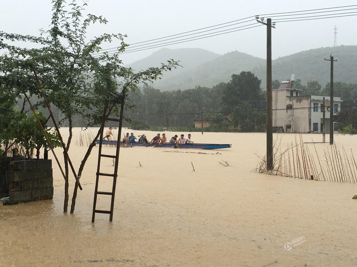 湖北新人暴雨中办婚礼 亲友漫脚积水中吃酒席(图)