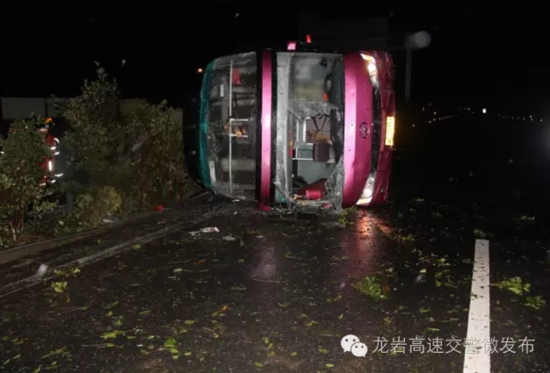 速凌晨发生车祸1人死亡 满载前往江西考驾照的