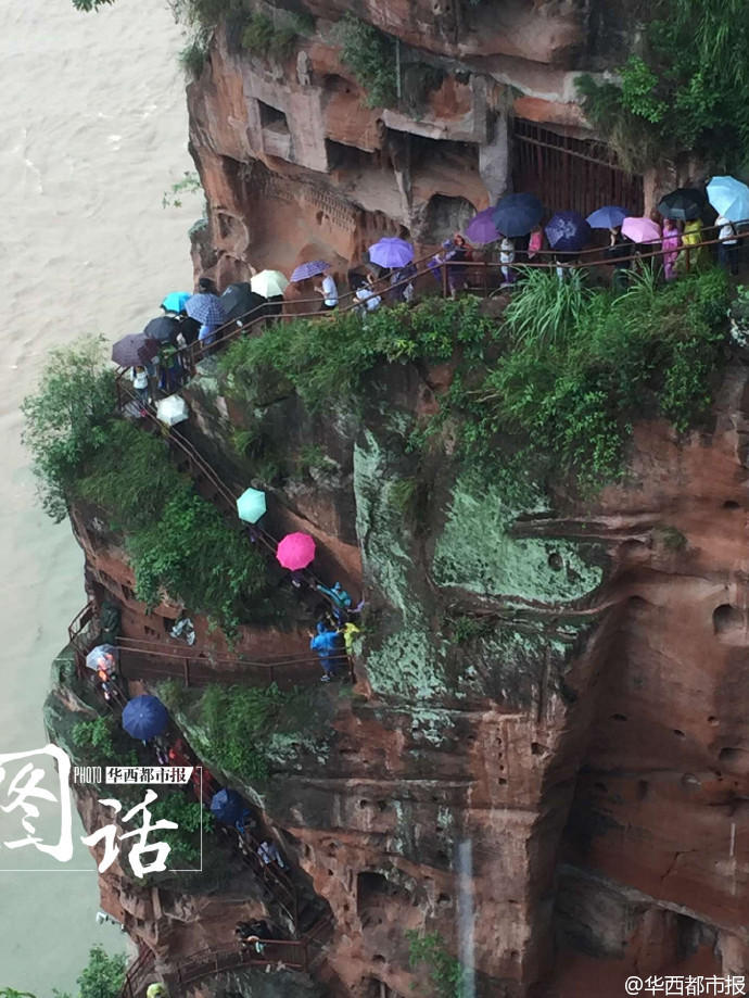 游客雨中排队观乐山大佛 2小时还没走到脚底(图)