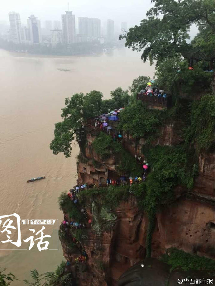 游客雨中排队观乐山大佛 2小时还没走到脚底(图)