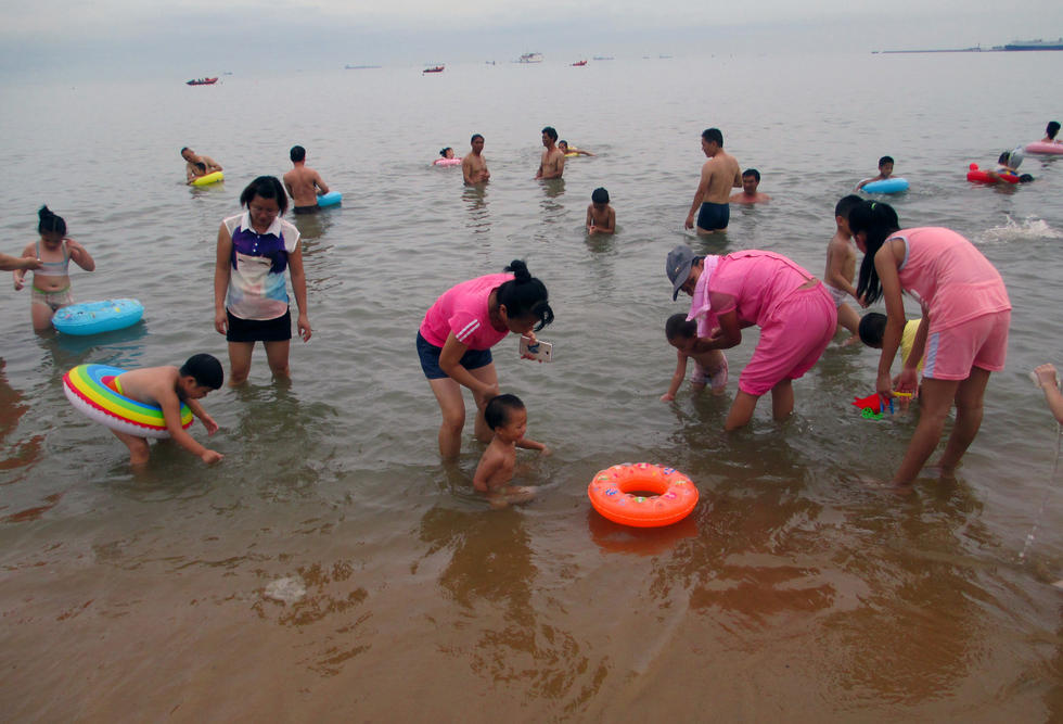 海南海口万人海滩“洗龙水” 场面壮观(高清组图)