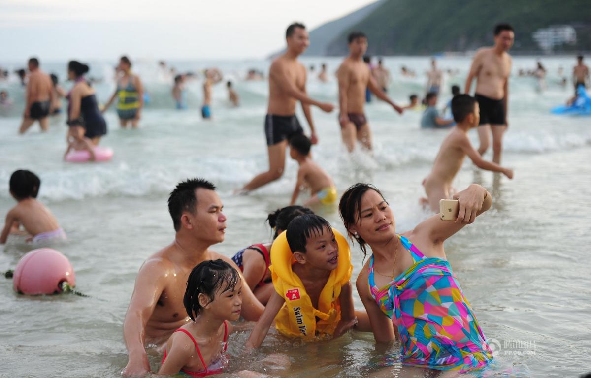 海南海口万人海滩“洗龙水” 场面壮观(高清组图)