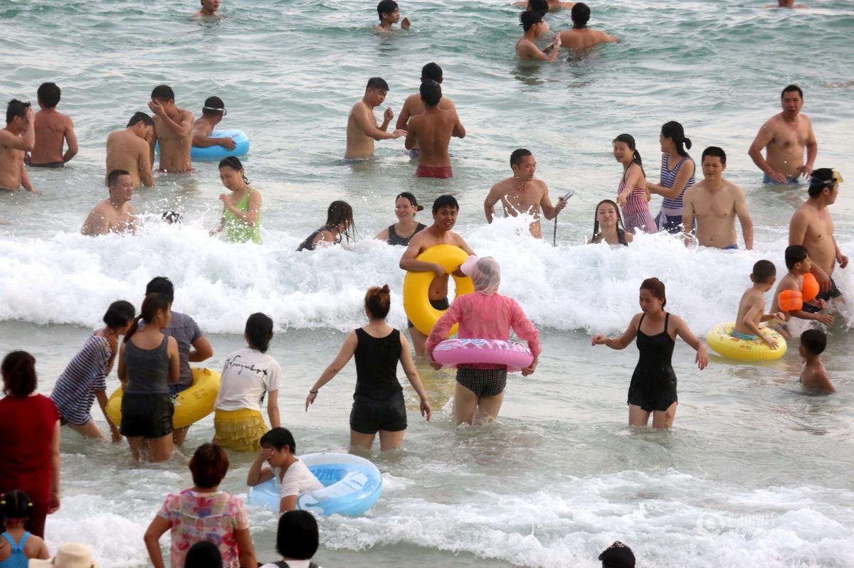 海南海口万人海滩“洗龙水” 场面壮观(高清组图)