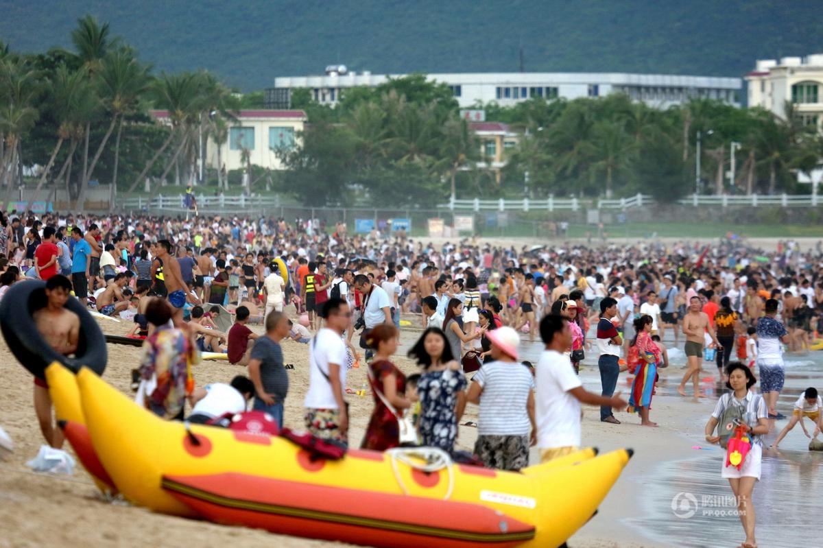 海南海口万人海滩“洗龙水” 场面壮观(高清组图)