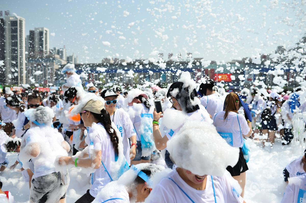 沈阳“泡泡跑”万人嗨翻天 比基尼嫩模惊艳现场_新闻_腾讯网