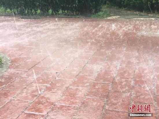 北京迎阵雨天气电闪雷声 局地现冰雹(高清组图)