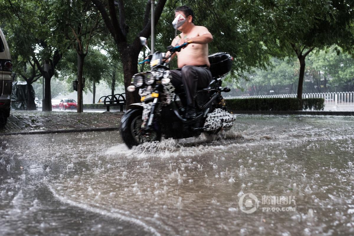 北京迎阵雨天气电闪雷声 局地现冰雹(高清组图)