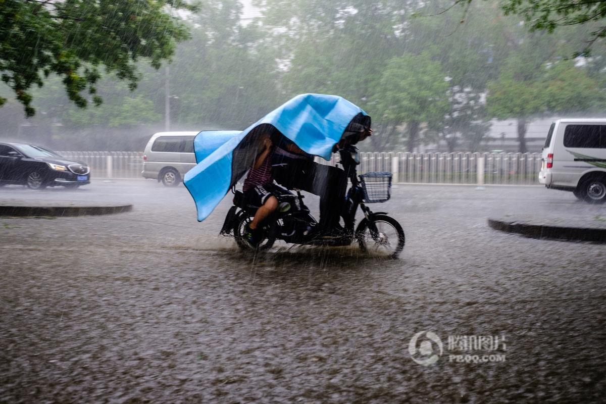 北京迎阵雨天气电闪雷声 局地现冰雹(高清组图)