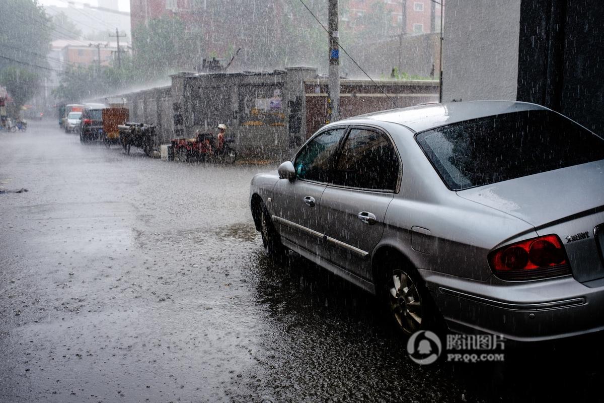 北京迎阵雨天气电闪雷声 局地现冰雹(高清组图)