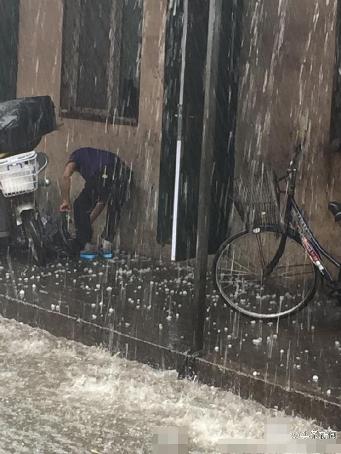 北京迎阵雨天气电闪雷声 局地现冰雹(高清组图)