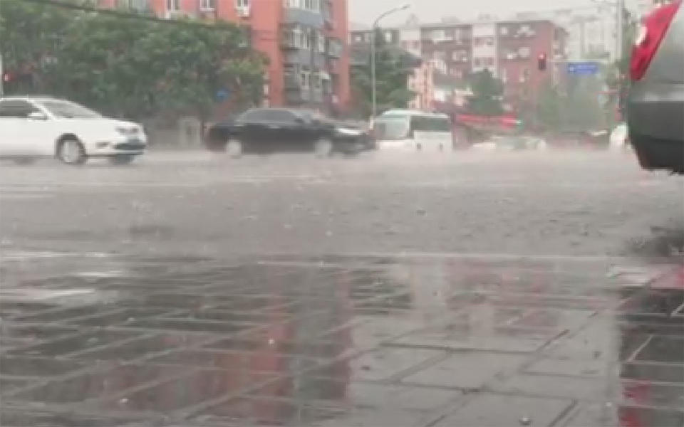 北京迎阵雨天气电闪雷声 局地现冰雹(高清组图)