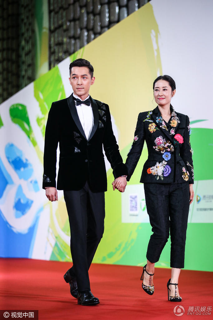 高清:白玉兰奖红毯 胡歌靳东众男星帅气亮相 9张
