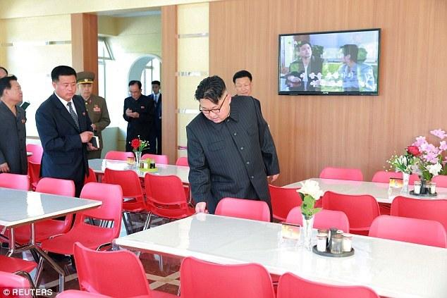 金正恩视察幼儿园抽烟被拍 曾鼓励人民戒烟(组图)