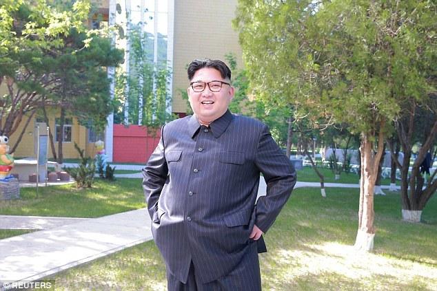 金正恩视察幼儿园抽烟被拍 曾鼓励人民戒烟(组图)