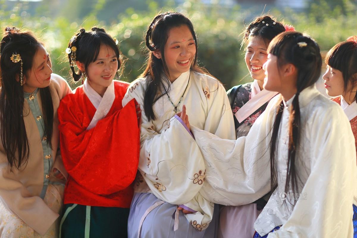 浙江美女推广汉服文化：不再被说成cosplay(组图)