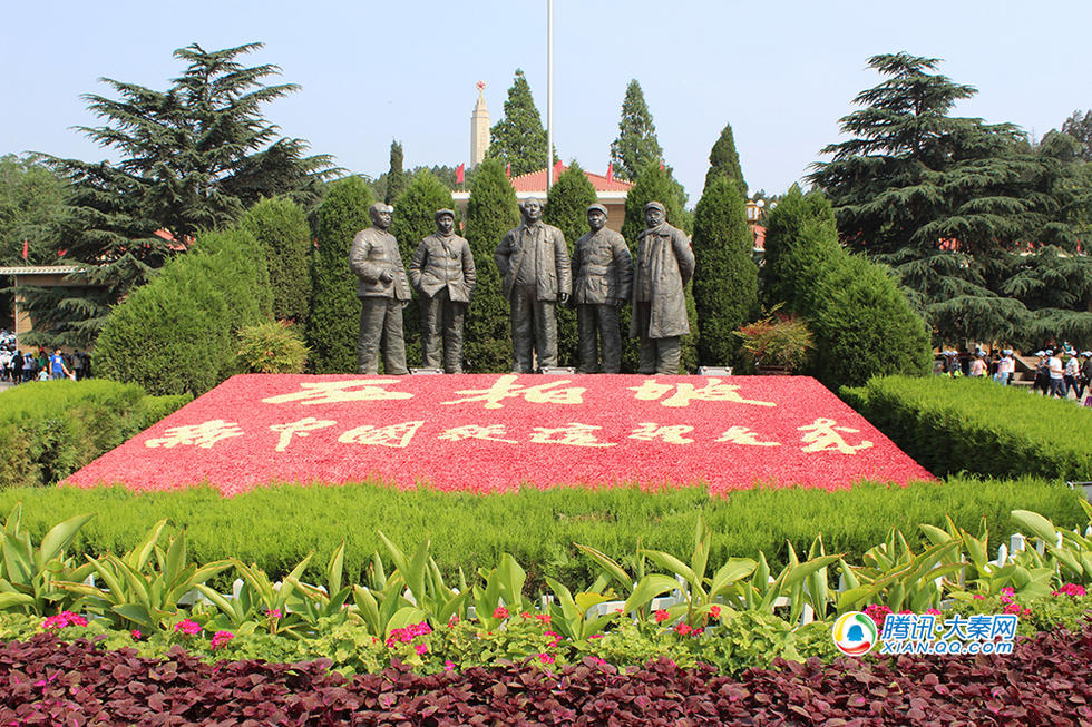 西柏坡五大书记铜像  /    隐藏 查看图注