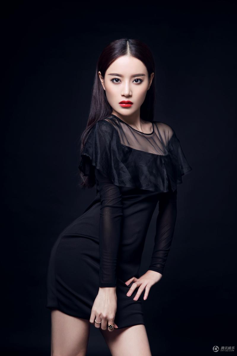 腾讯娱乐讯 近日,演员蔡蝶曝光了一组"冷艳"写真大片,大片中蔡蝶轻松