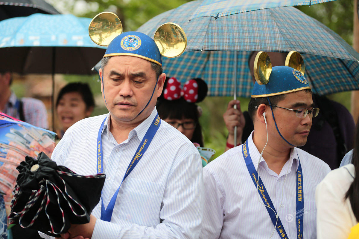 上海迪士尼乐园雨中开幕 游客热情不减(高清组图)