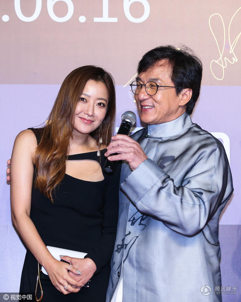 成龙金喜善"神话cp"再合体 台上亲密咬耳朵