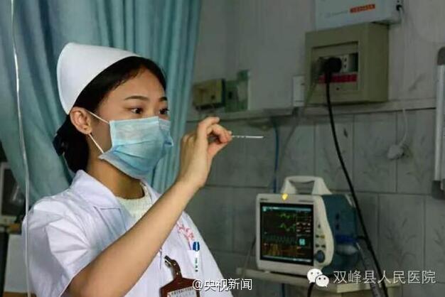 路遇男子晕倒在地 90后护士跪地人工呼吸救人(图)