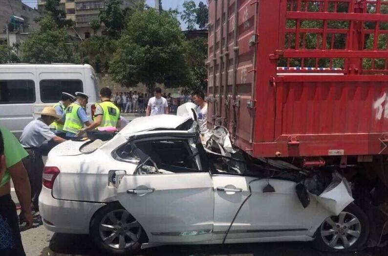 十堰发生惨烈车祸 轿车钻入货车底部司机身亡