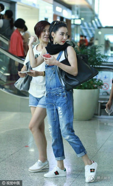 张柏芝机场遇乞讨 大方献爱心给100元(组图)