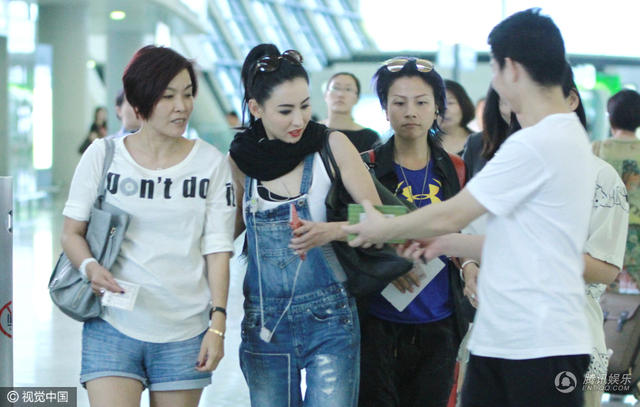 张柏芝机场遇乞讨 大方献爱心给100元(组图)