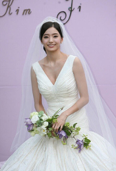 新娘穿着婚纱打的_穿婚纱的美丽新娘图片