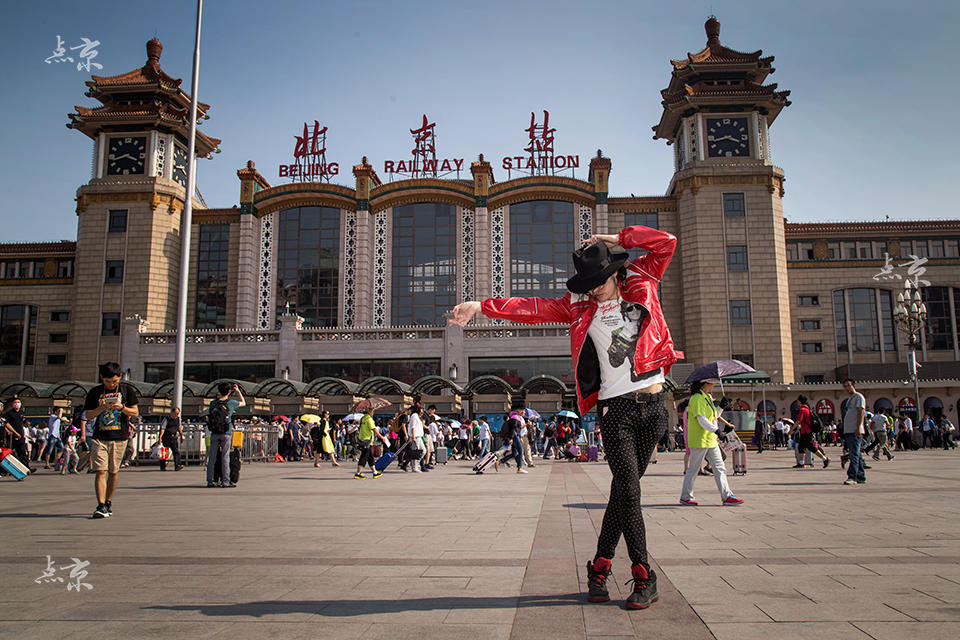 卖唱五元一首搞笑图片_街头卖唱收入