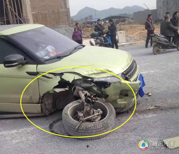 路虎撞上五菱面包车,路虎车主哭惨了高清图片