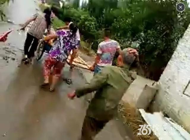 江苏阜宁等地突遭12级大风冰雹袭击 有村民被埋(图) - 友易 - 友易3拜望好友,欣赏佳作! 江苏阜宁等地突遭12级大风冰雹袭击 有村民被埋 - 海阔山遥 - .
