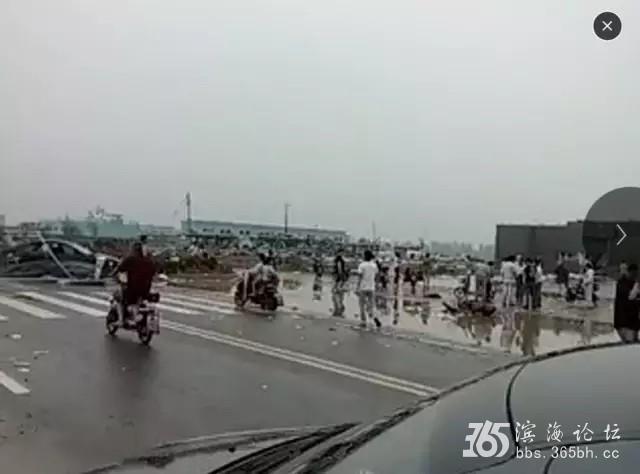 江苏阜宁等地突遭12级大风冰雹袭击 有村民被埋(图) - 友易 - 友易3拜望好友,欣赏佳作! 江苏阜宁等地突遭12级大风冰雹袭击 有村民被埋 - 海阔山遥 - .