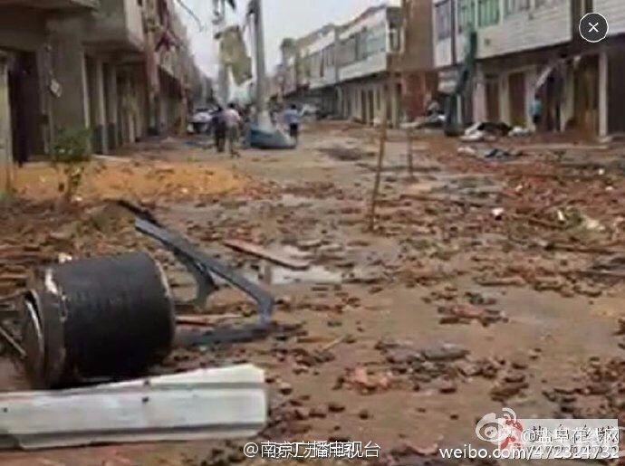 江苏阜宁等地突遭12级大风冰雹袭击 有村民被埋(图) - 友易 - 友易3拜望好友,欣赏佳作! 江苏阜宁等地突遭12级大风冰雹袭击 有村民被埋 - 海阔山遥 - .