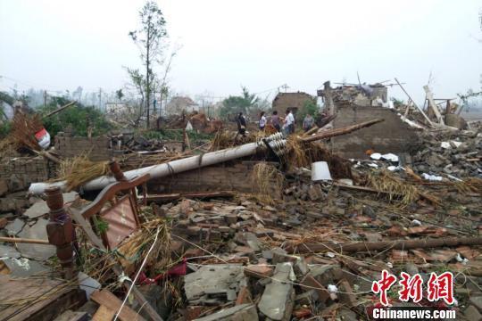 江苏阜宁等地突遭12级大风冰雹袭击 有村民被埋(图) - 友易 - 友易3拜望好友,欣赏佳作! 江苏阜宁等地突遭12级大风冰雹袭击 有村民被埋 - 海阔山遥 - .
