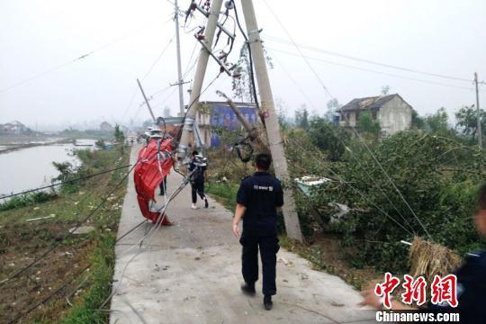 江苏阜宁等地突遭12级大风冰雹袭击 有村民被埋(图) - 友易 - 友易3拜望好友,欣赏佳作! 江苏阜宁等地突遭12级大风冰雹袭击 有村民被埋 - 海阔山遥 - .