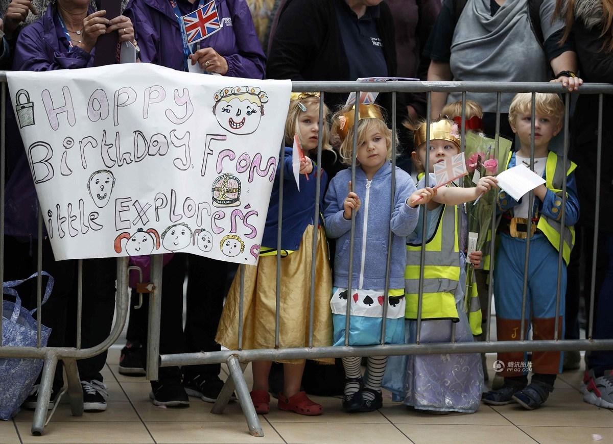 英国两岁男童给女王献花后竟嚎啕大哭(高清组图)