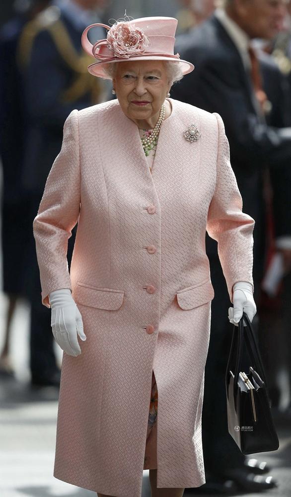 英国两岁男童给女王献花后竟嚎啕大哭(高清组图)