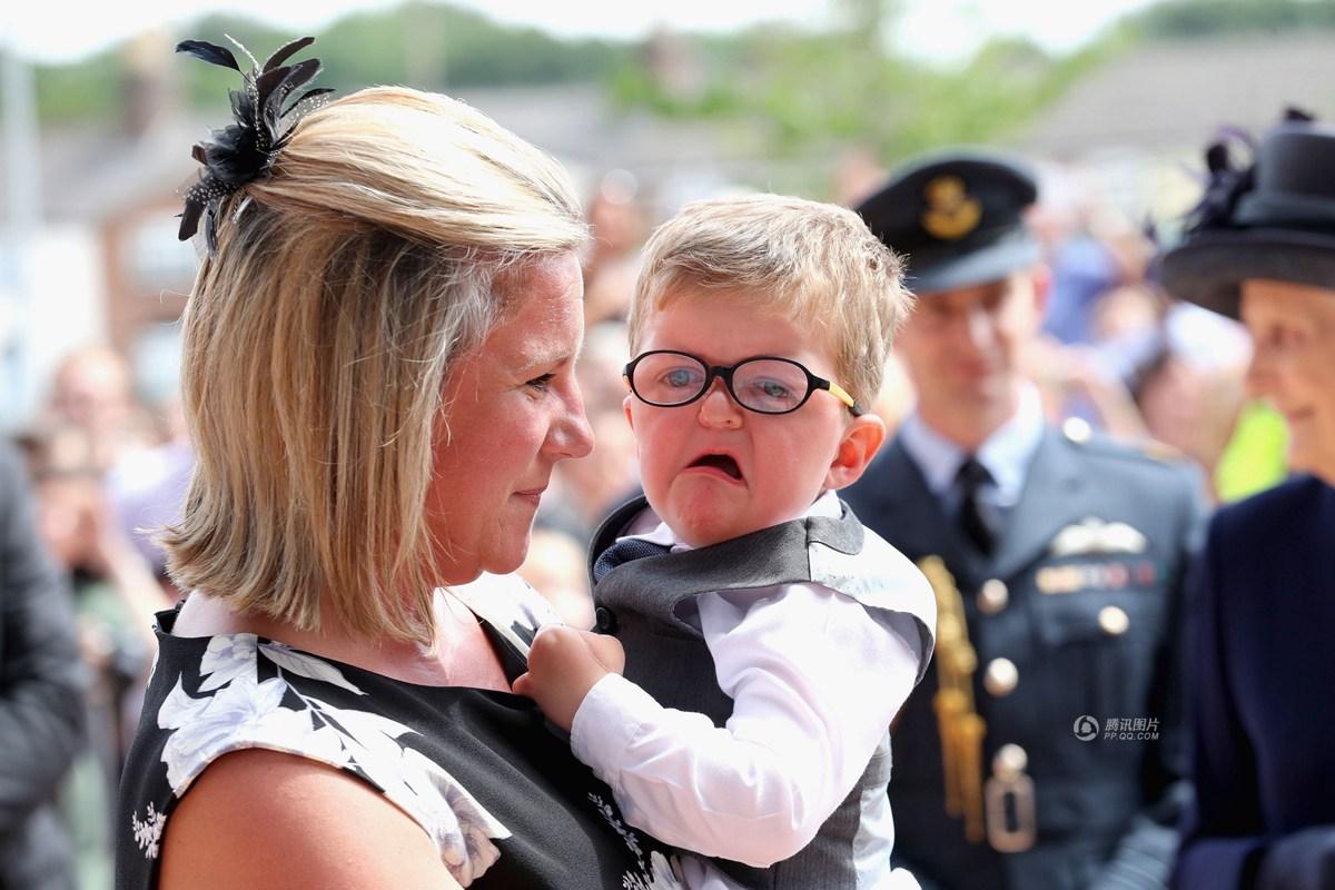 英国两岁男童给女王献花后竟嚎啕大哭(高清组图)