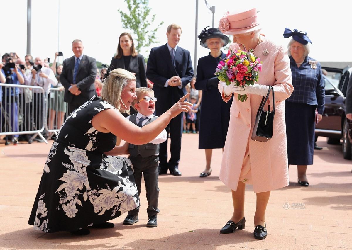 英国两岁男童给女王献花后竟嚎啕大哭(高清组图)