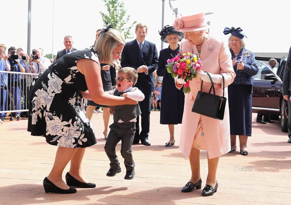 英国两岁男童给女王献花后竟嚎啕大哭(高清组图)