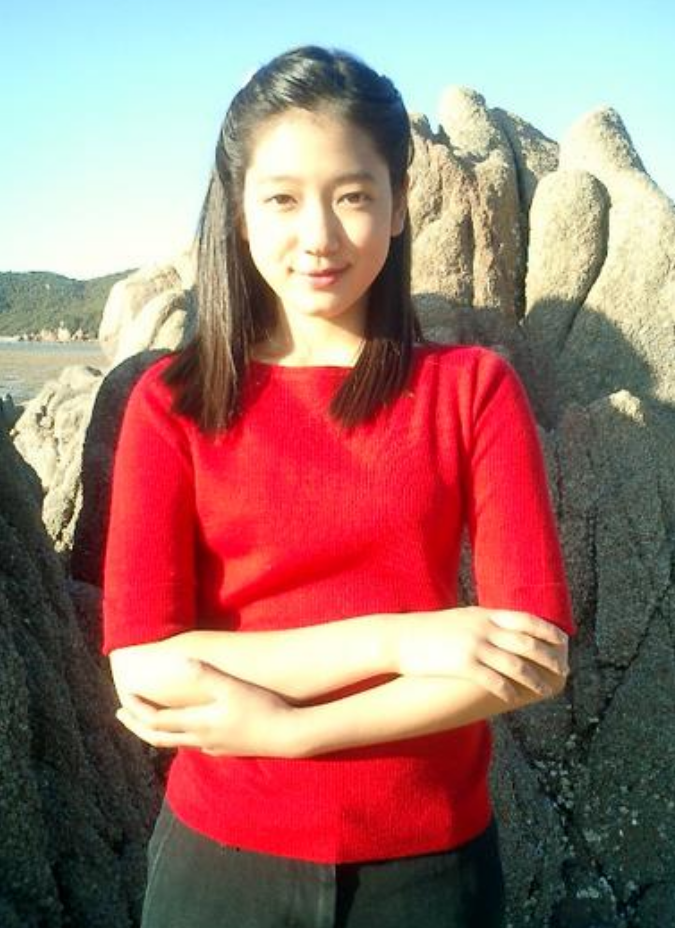 朴信惠旧照曝光 网友:果然是从小美到大!