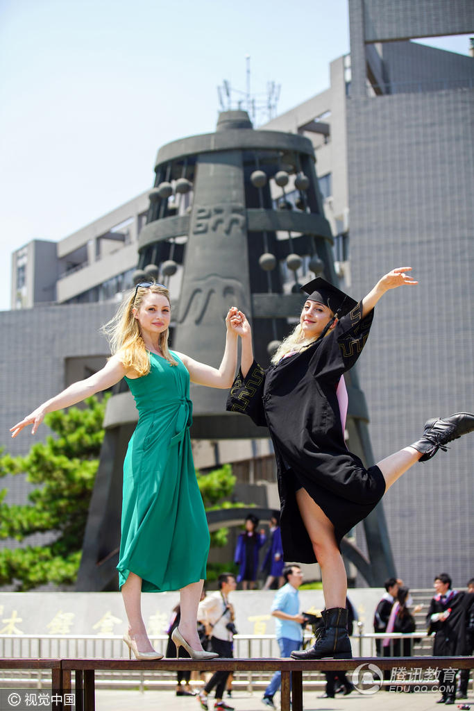 北师大美女留学生和姐姐参加毕业礼 一口流利中文